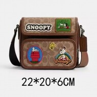 COACH 코치 X 피너츠 설리번 플랩 크로스바디 백 CBI41