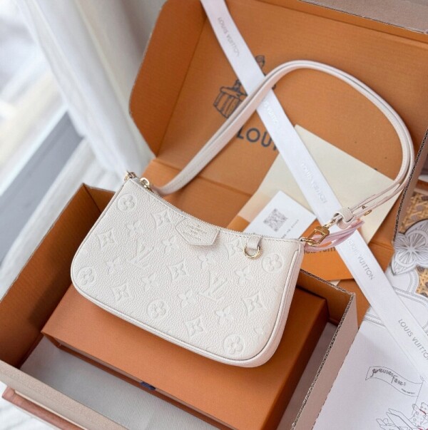 블링크,루이비통 이지 파우치 온 스트랩 크림 숄더백 M81066